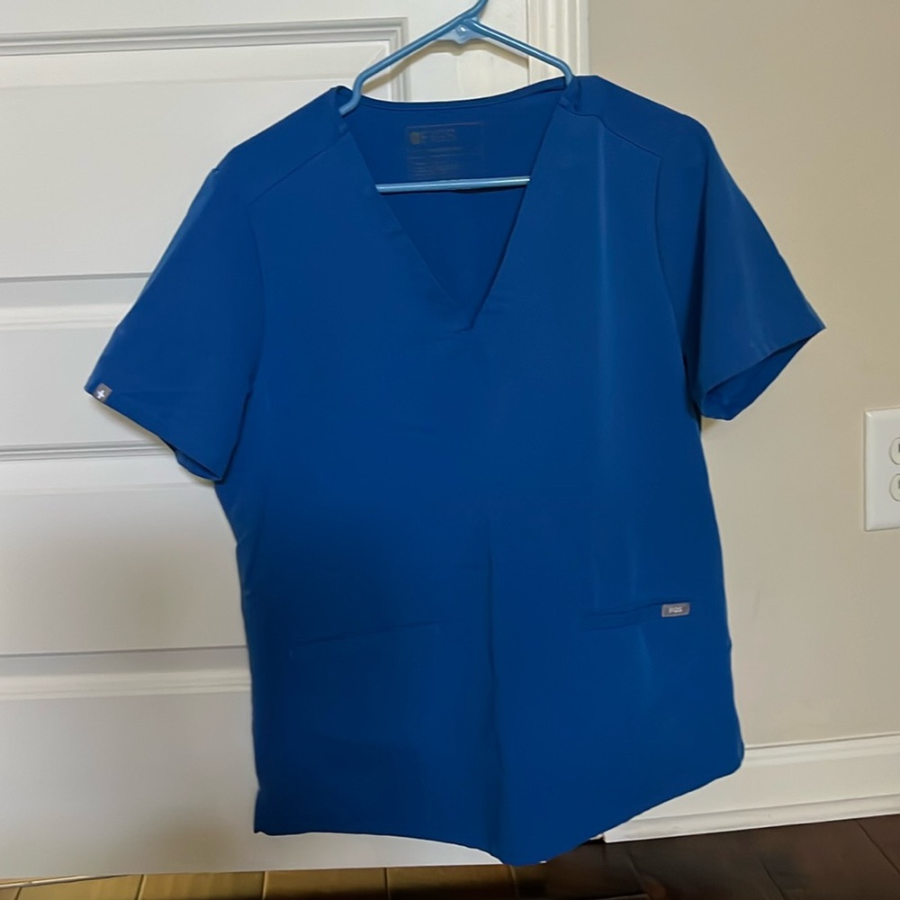 Women’s scrub top. Size large.